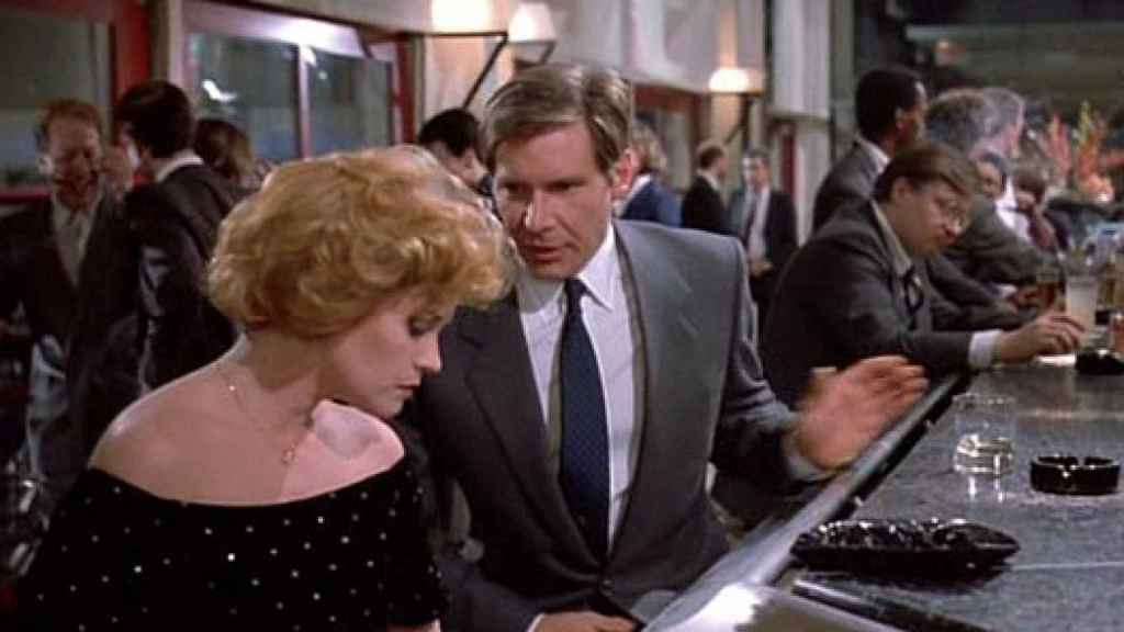 Melanie Griffith (i) y Harrison Ford (d) en una escena de 'Armas de mujer'.