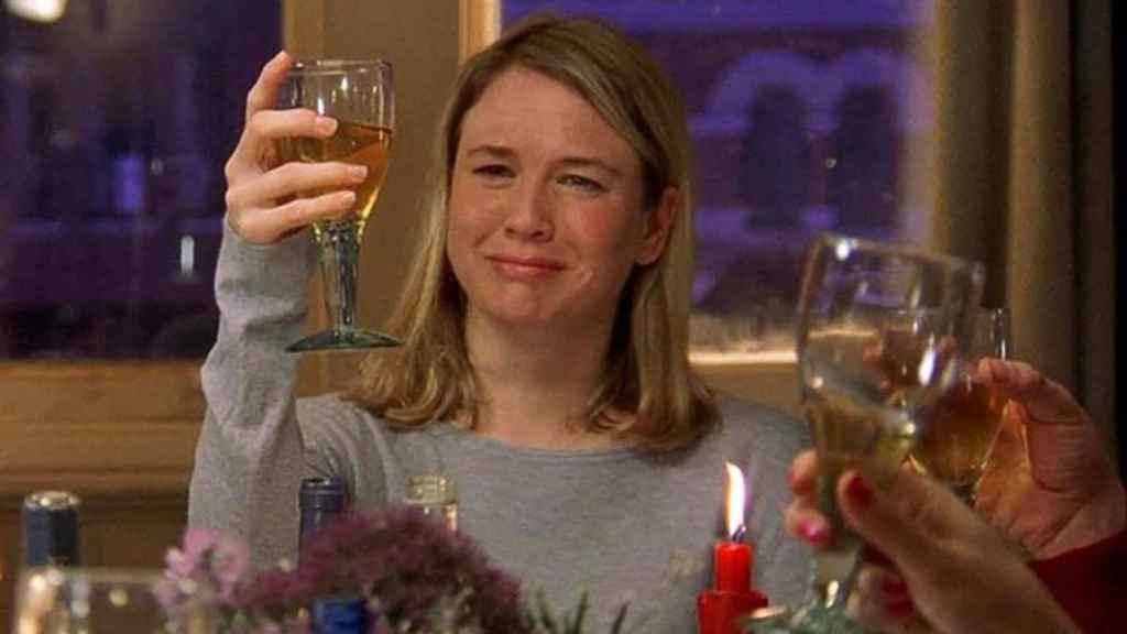 Reneé Zellweger sostiene una copa de Chardonnay en 'El diario de Bridget Jones'.