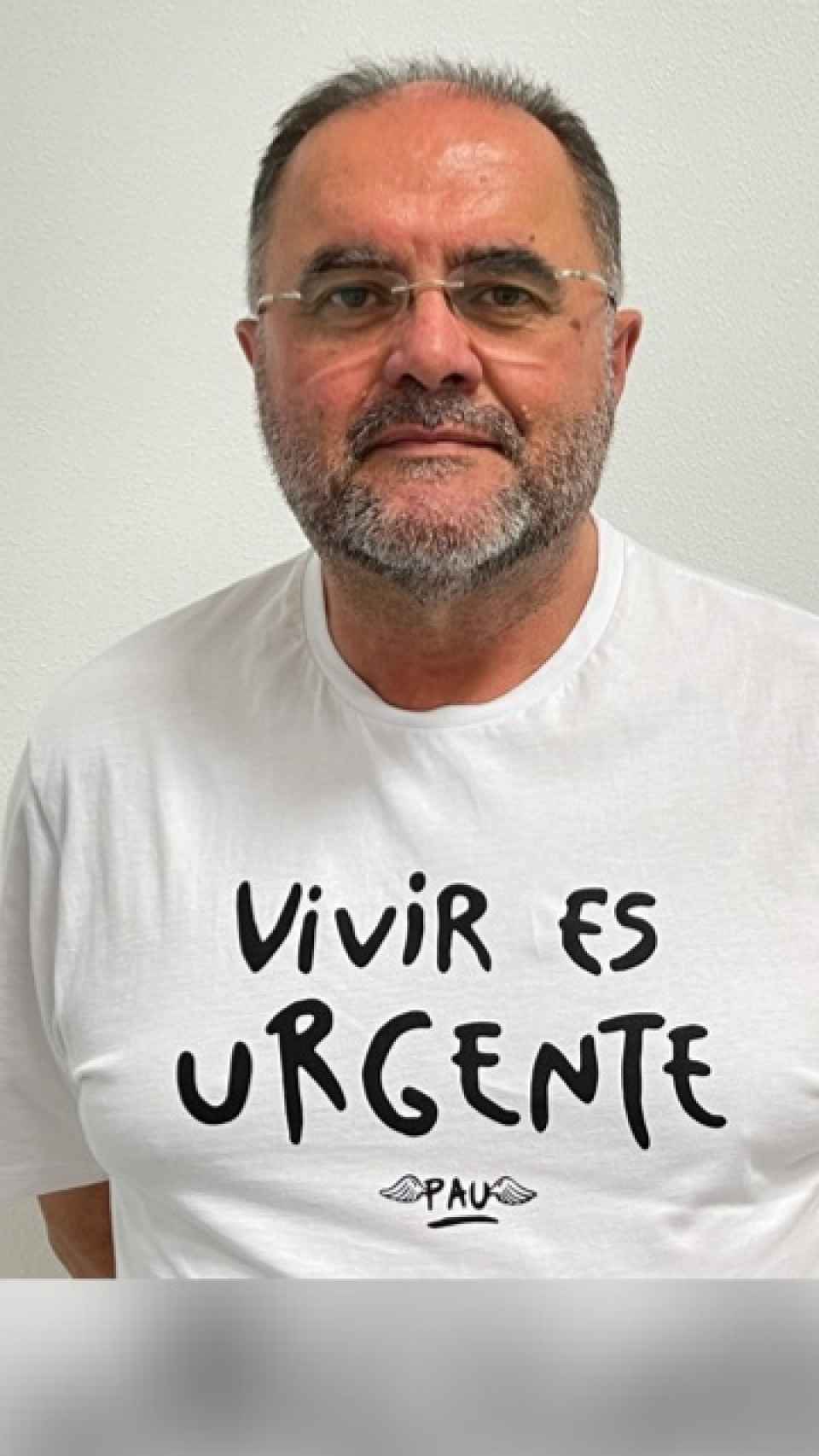El alcalde de Totana, Juan José Cánovas, posando con una camiseta de Pau Donés.
