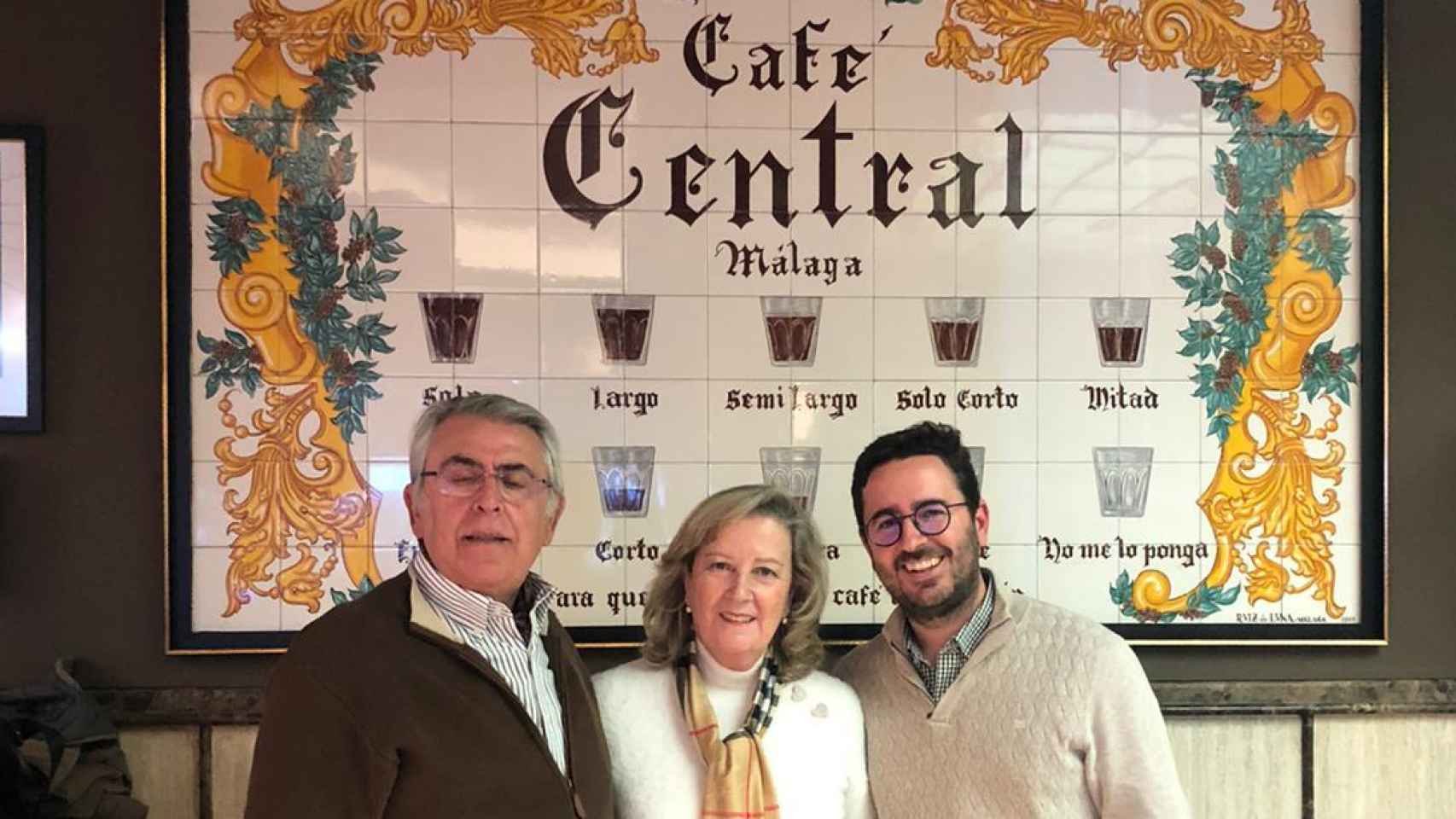 Imagen de archivo de Rafael Prado, junto a su mujer y su hijo Ignacio, al lado del mosaico con los cafés del Central.