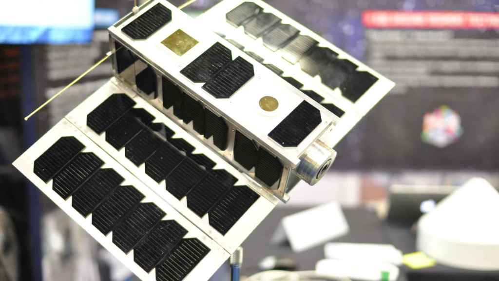 El minisatélite OPS-SAT  está compuesto por tres unidades CubeSat estandarizadas de 10 x 10 x 10 cm con paneles solares desplegables en cada lado. Foto: ESA.
