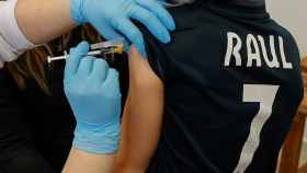 Una enfermera vacuna contra la Covid a un niño.