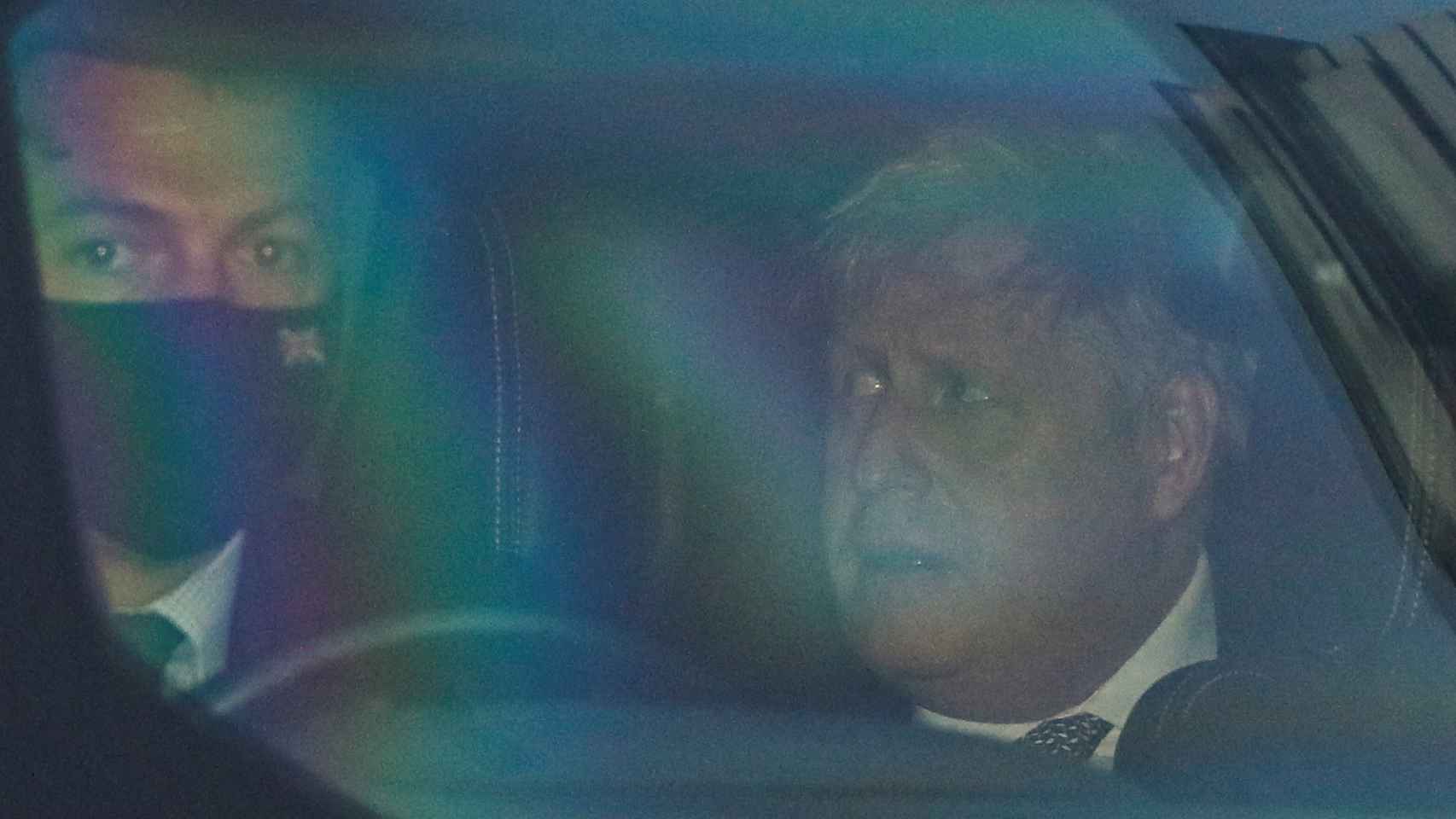 Johnson saliendo del parlamento británico en su coche presidencial este miércoles.
