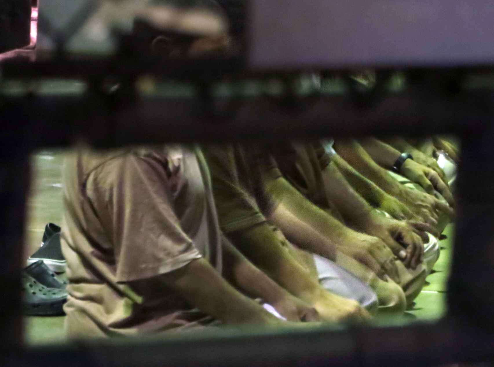 Prisioneros rezando en Guantánamo