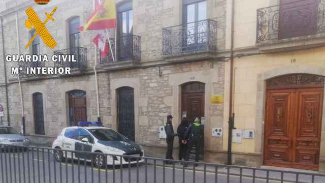 La Guardia Civil traslada a un detenido al Juzgado de Vitigudino