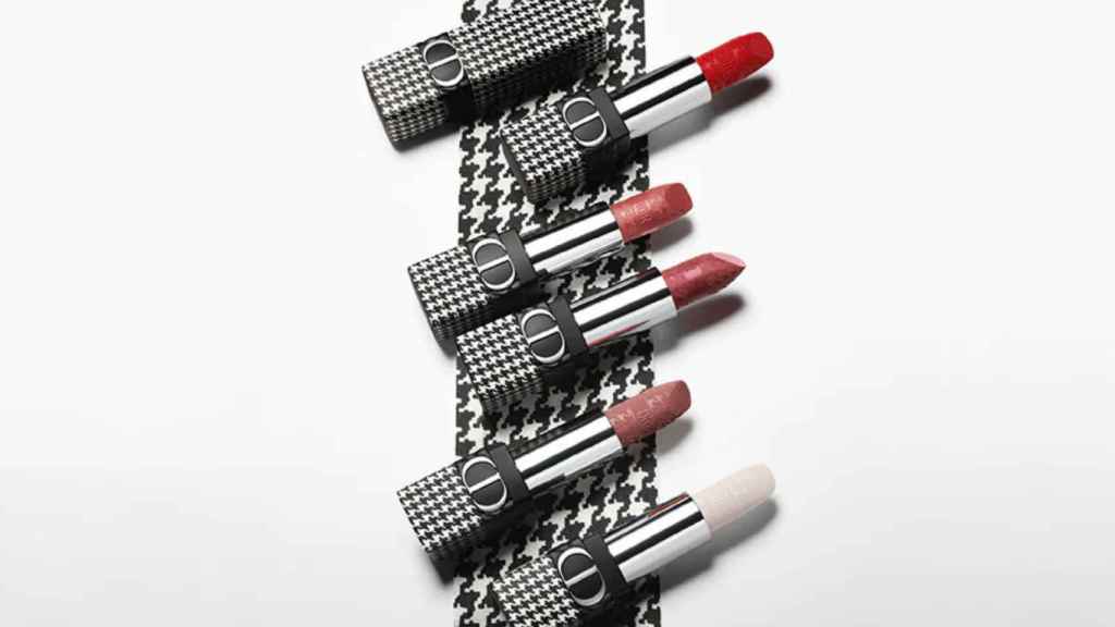 La fórmula de la barra de labios Rouge Dior está enriquecida con ingredientes de origen natural.