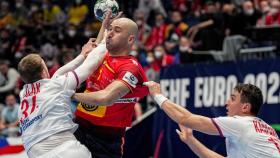 Joan Canellas, ante Dominik Solak y Stanislav Kasparek en el Europeo de balonmano