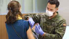 Militar de las Fuerzas Armadas vacuna a una mujer. Foto: Isaac Buj