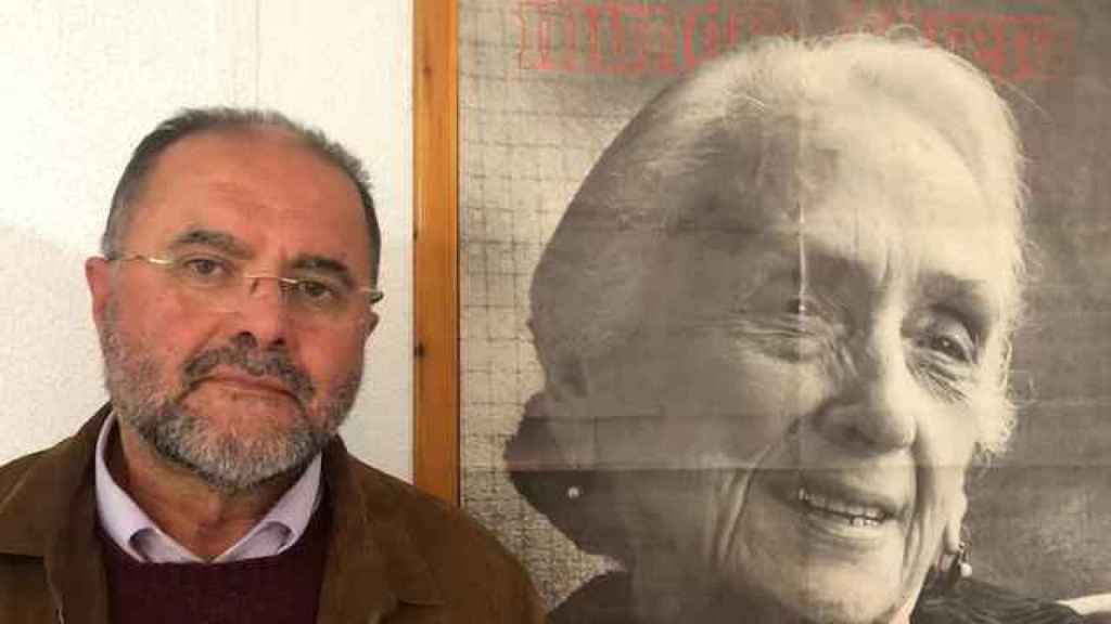 El alcalde de Totana, Juan José Cánovas, posa para EL ESPAÑOL, junto a un retrato de la exsecretaria del Partido Comunista, Dolores Ibárruri Gómez 'Pasionaria'.