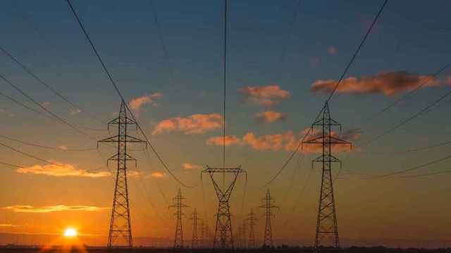 La demanda eléctrica nacional sigue en caída libre: la industria  para su producción por los altos costes energéticos
