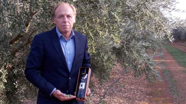 Raúl Mora, gerente de Palacio de los Olivos, junto a uno de sus aceites de oliva virgen extra premiados.