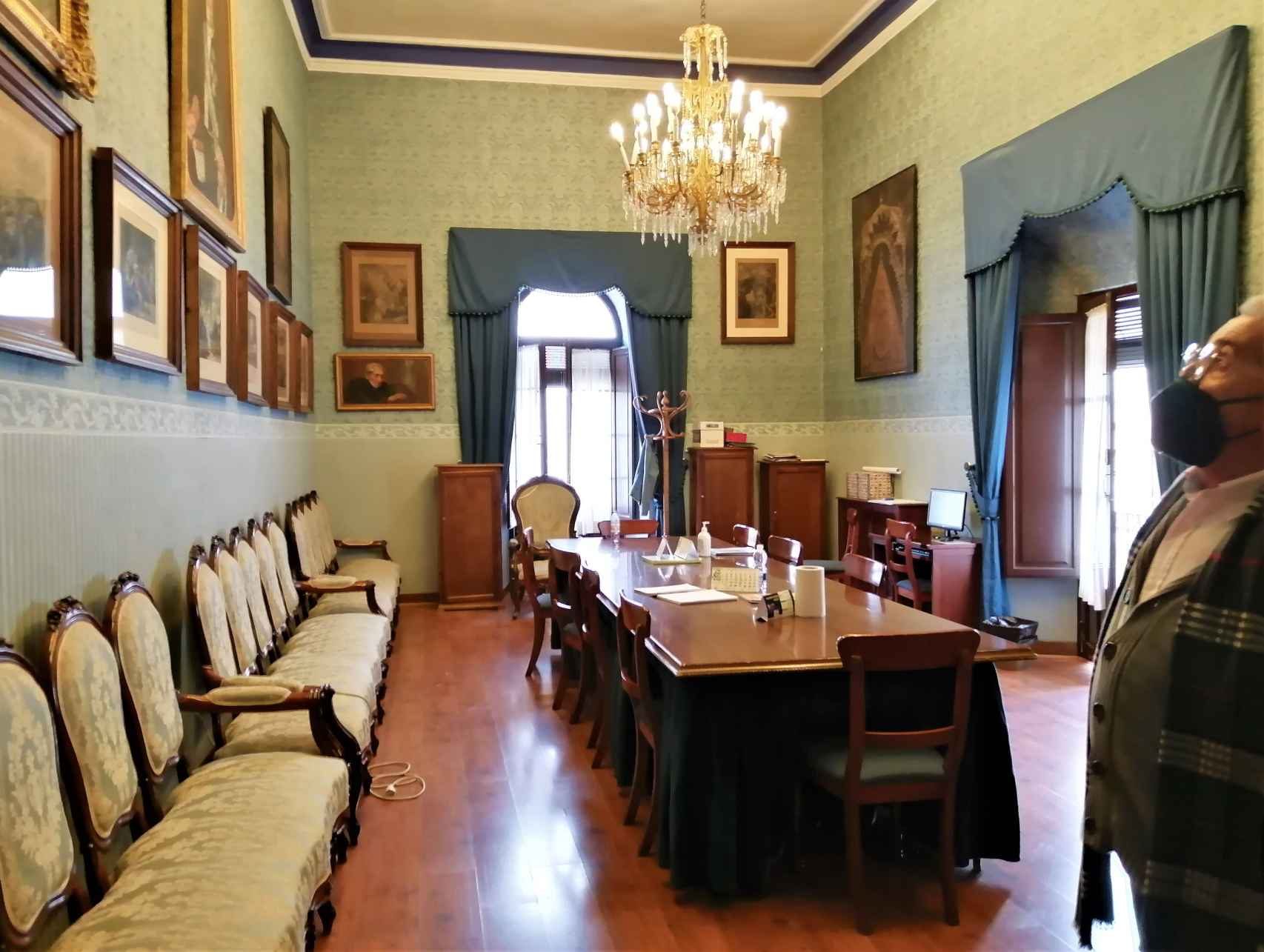 La sala de profesores del histórico instituto de secundaria Aguilar y Eslava, en Cabra, donde estudiaron políticos como Niceto Alcalá Zamora o Carmen Calvo.