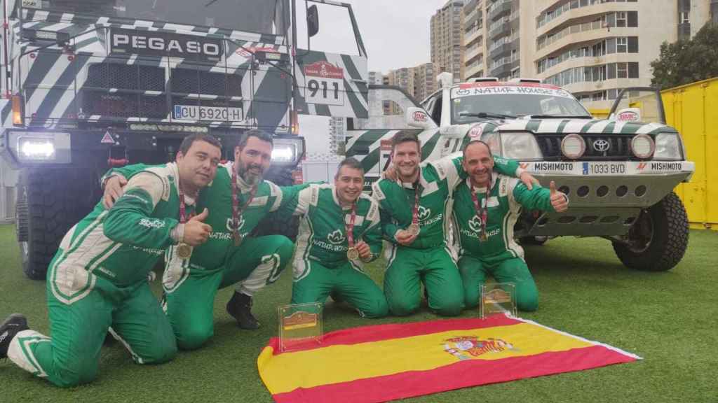 Los componentes del Naturhouse Raid Team tras terminar el Rally Dakar 2022.