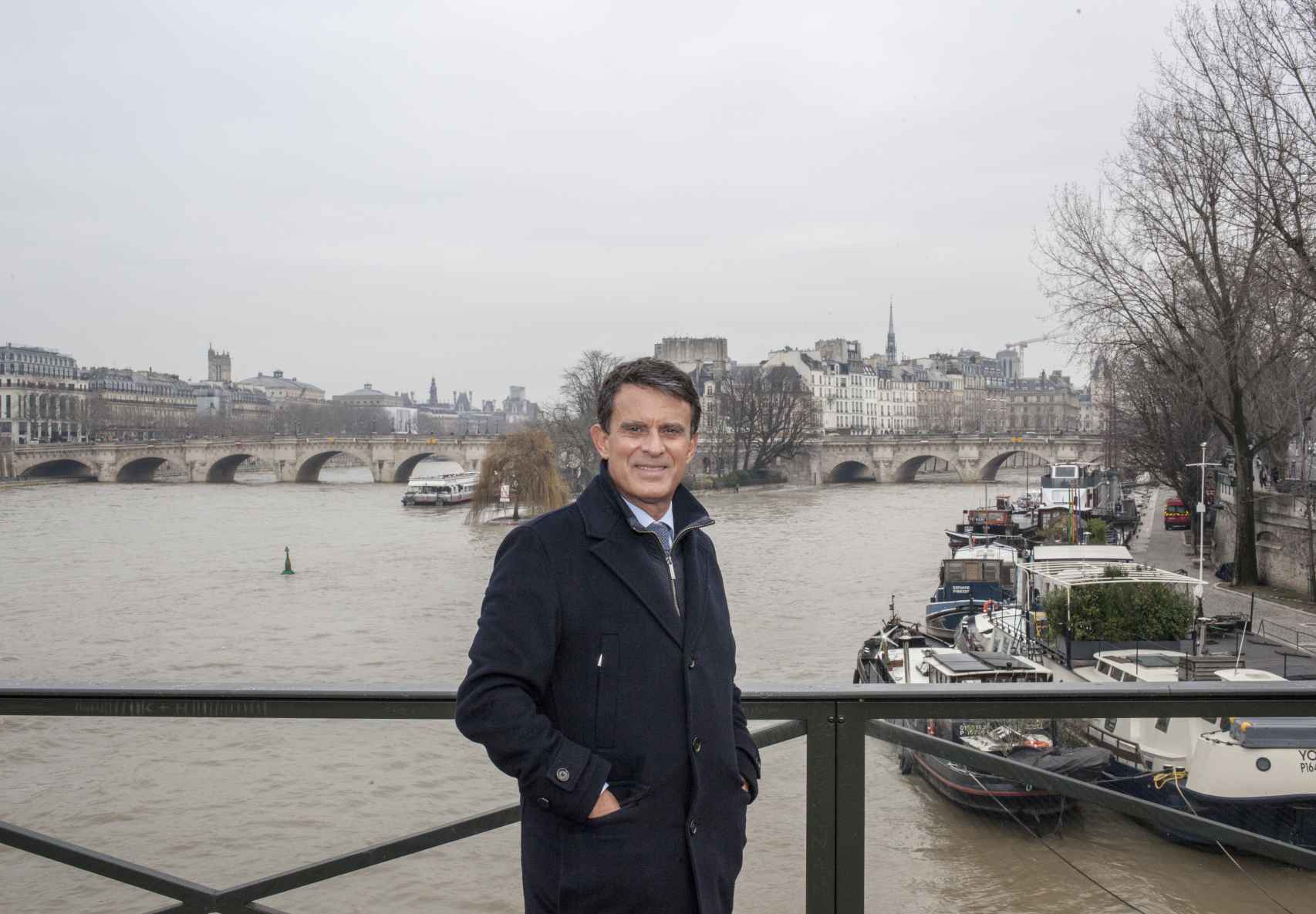 Manuel Valls, en el Pont des Arts sobre el río Sena.