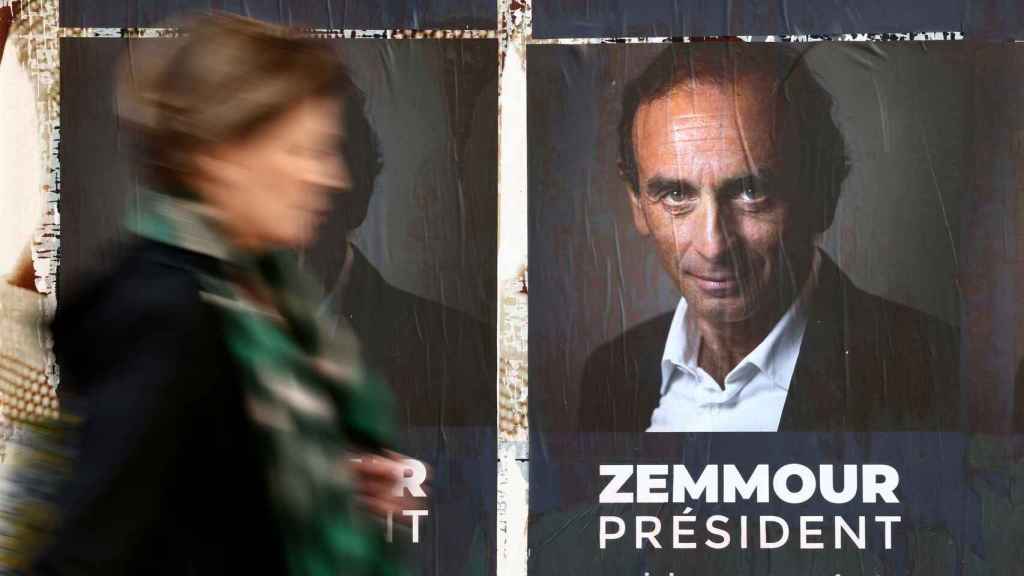 Cartel de Éric Zemmour, líder del partido de extrema derecha Reconquête en Francia.