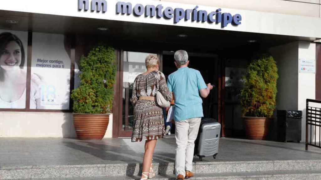 La pareja a la entrada de la clínica Montepríncipe en el verano de 2021.