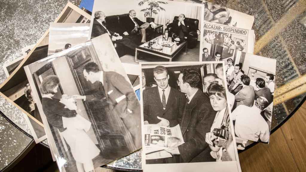 En las fotografías, se puede ver a Cebrián Boné con los entonces príncipes Juan Carlos y Sofía.