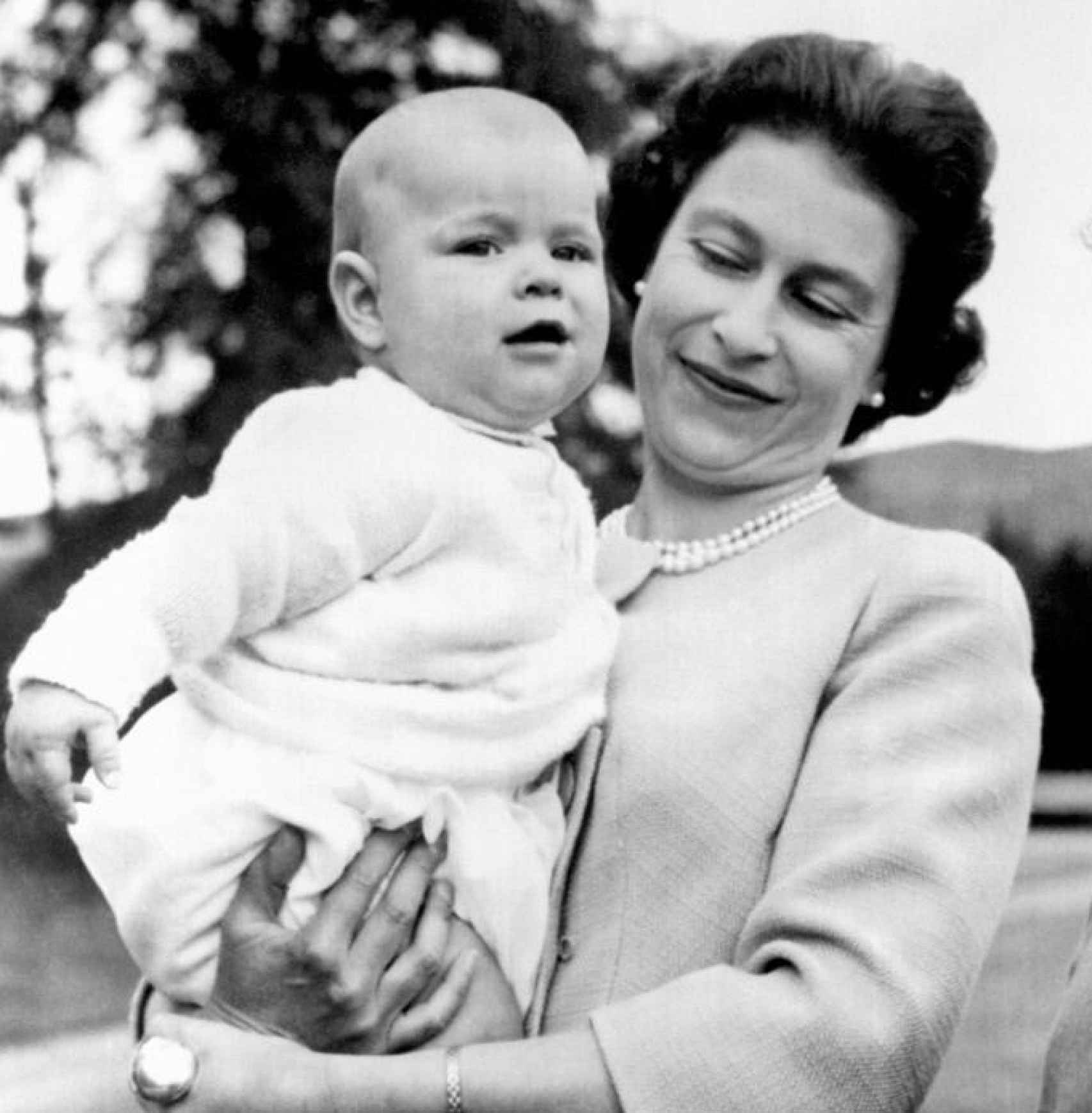 El príncipe Andrés de bebé en brazos de su madre la reina de Inglaterra.
