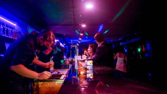 Varias personas en la barra de una discoteca de Madrid. Ricardo Rubio / EP