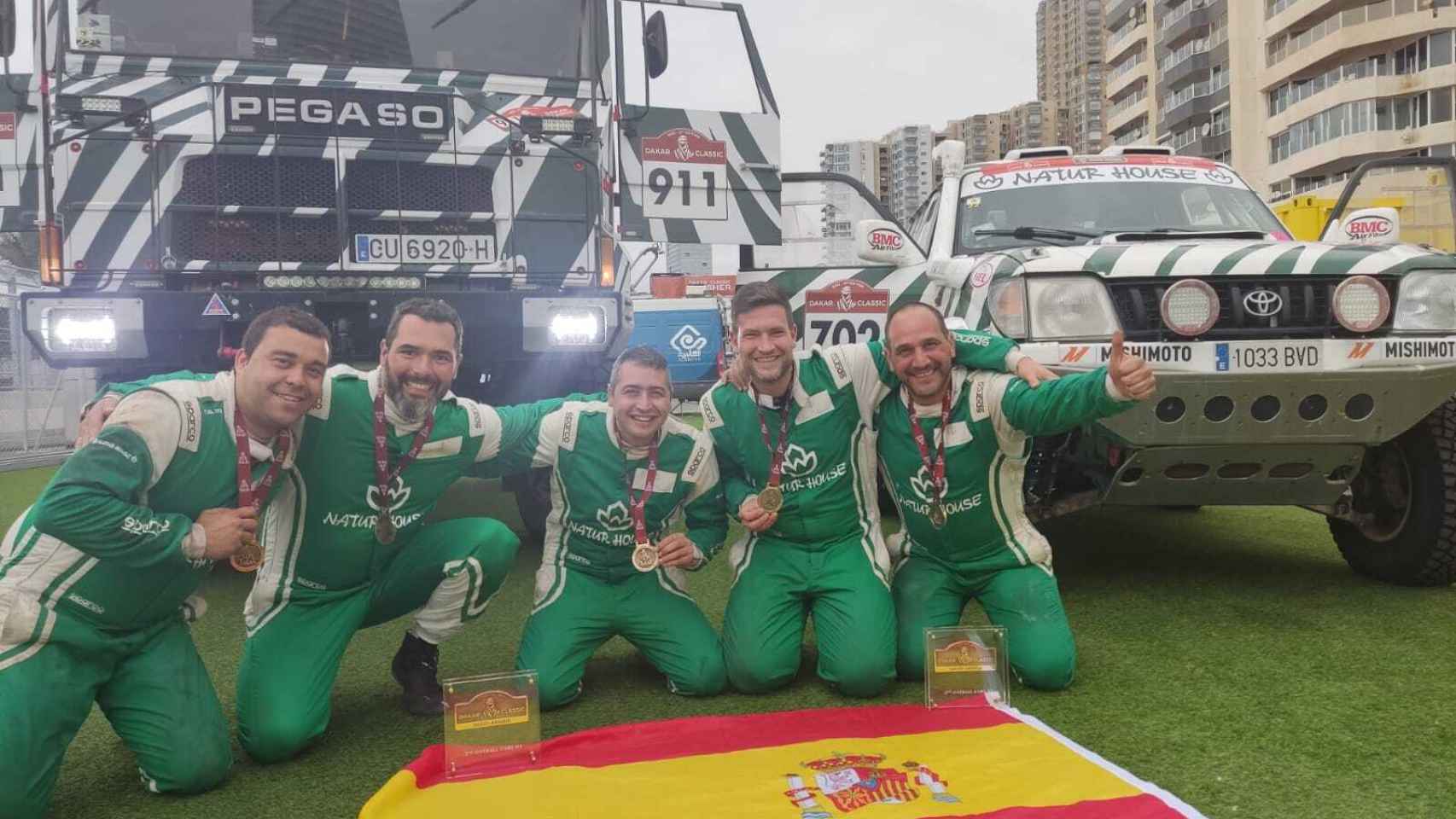 El Naturhouse Raid Team con el trofeo del Rally Dakar 2022.