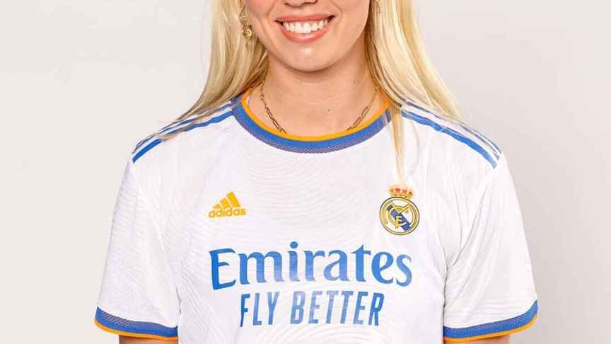 Sofia Svava posando con la camiseta del Real Madrid