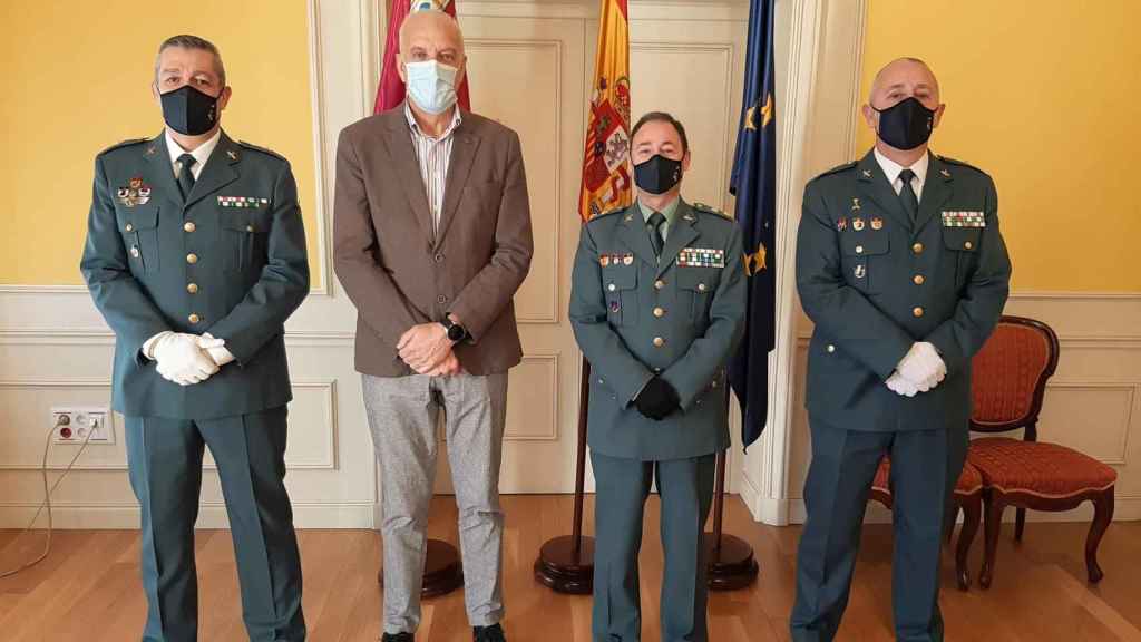 El subdelegado del Gobierno en Cuenca, Juan Rodríguez, con los nuevos comandantes de la Guardia Civil tras su ascenso. Foto: Delegación de Gobierno en CLM