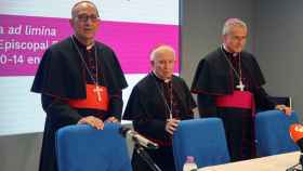 El cardenal presidente de la Conferencia Episcopal Española, Juan José Omella, a la izquierda.