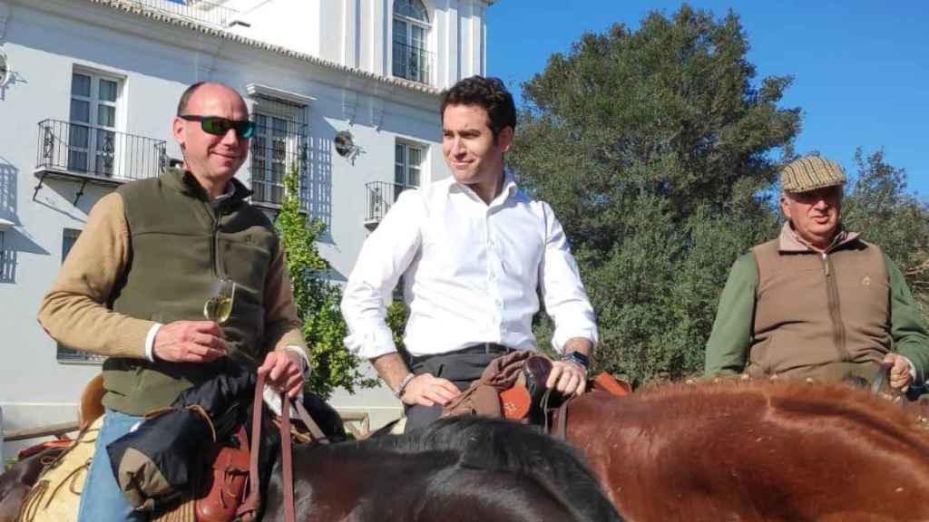 El secretario general del PP, Teo García Egea, monta a caballo durante su visita a Almonte (Huelva).