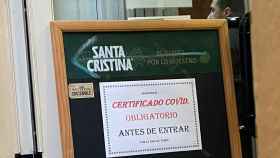 Mensaje en un bar de Málaga exigiendo el pasaporte Covid a sus clientes.