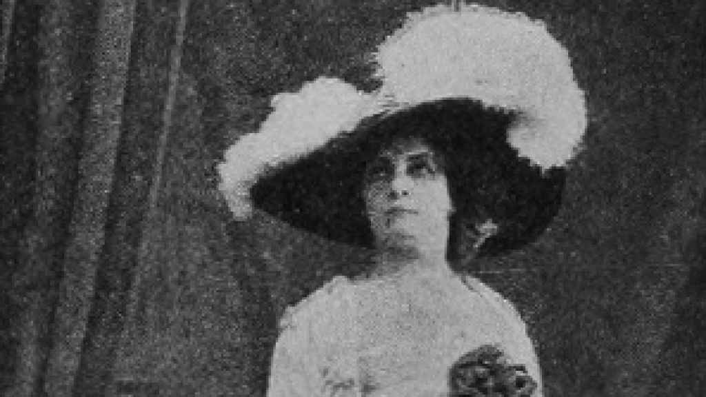 La interesante historia de la polifacética Elena Jordi la primera