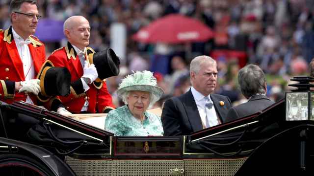 El príncipe Andrés llega a las carreras de Ascot con su madre, la reina de Inglaterra, en 2018.