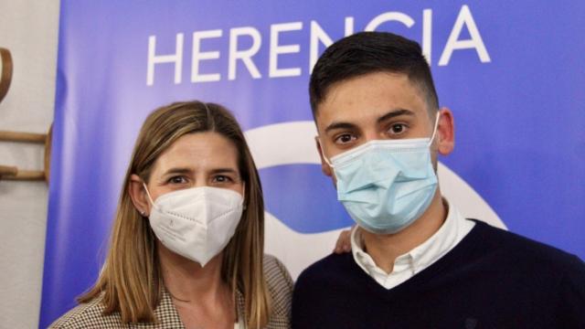 Carolina Agudo con el nuevo presidente local del PP de Herencia, Carlos Fernández.