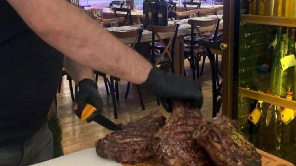Cortando un filete.