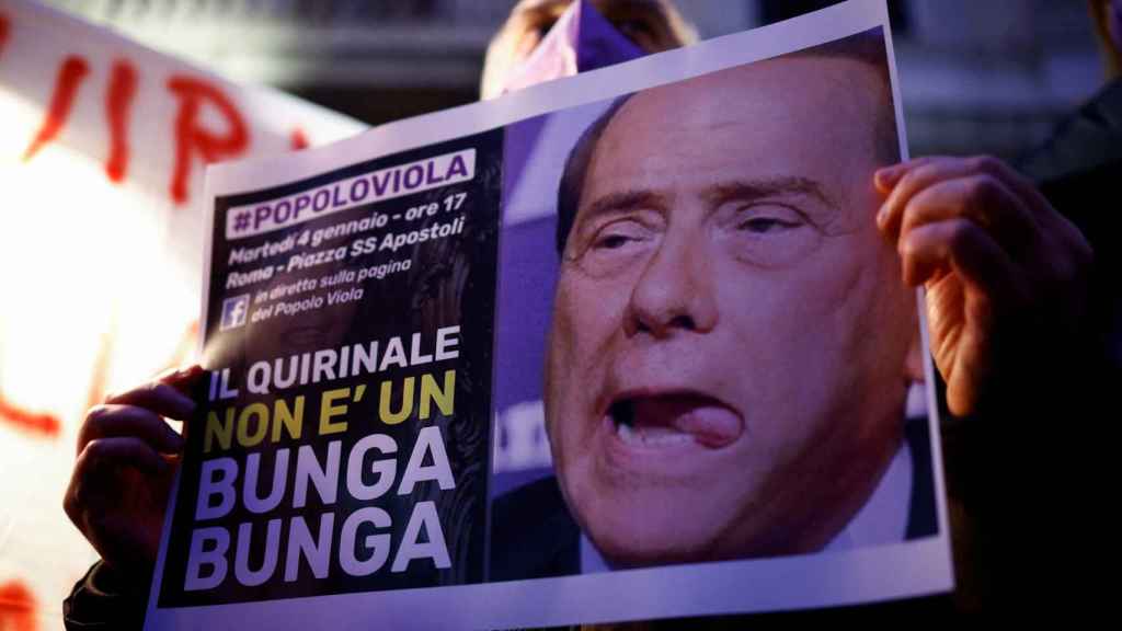 Manifestantes contra la candidatura de Berlusconi recuerdan el caso 'Bunga Bunga'.