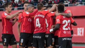 Piña de los jugadores del RCD Mallorca para celebrar un gol en la Copa del Rey 2021/2022