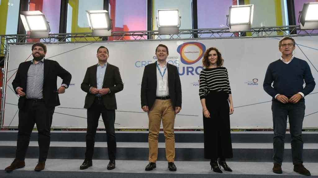 Fernando López Miras, Juanma Moreno, Alfonso Fernández Mañueco, Isabel Díaz Ayuso y Alberto Núñez Feijóo, este sábado en el Congreso del PP de Castilla y León.