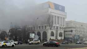 El humo sale de un edificio tras las protestas en  Almatý, Kazajistán.