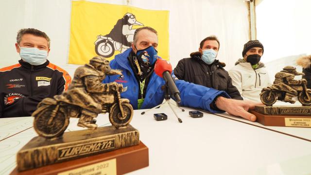 Óscar Puente junto a los premiados con el Pingüino Oro y José Manuel Navas