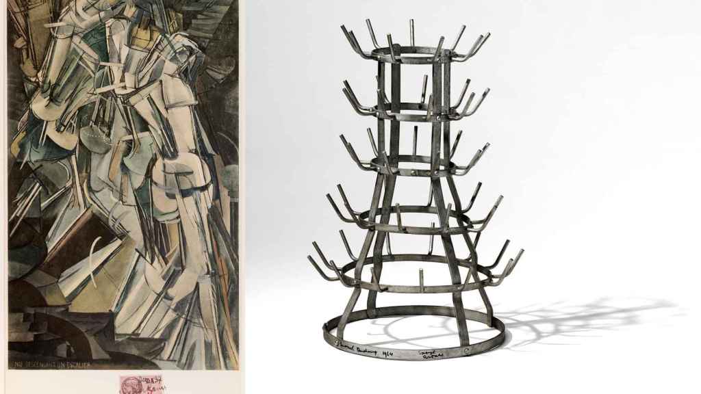 Marcel Duchamp: 'Desnudo bajando una escalera', 1937. A la derecha, M. Duchamp: 'Porta-botellas', 1965. Fotos: Association Marcel Duchamp / ADAGP, París 2022