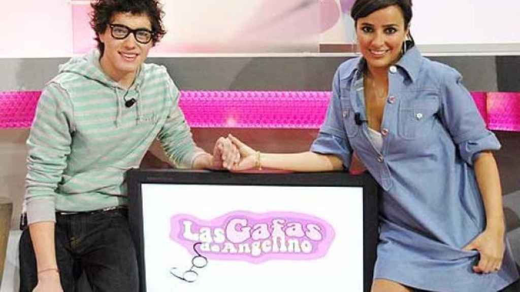 Carmen Alcayde y Adán Molino, presentadores de 'Las gafas de Angelino'.