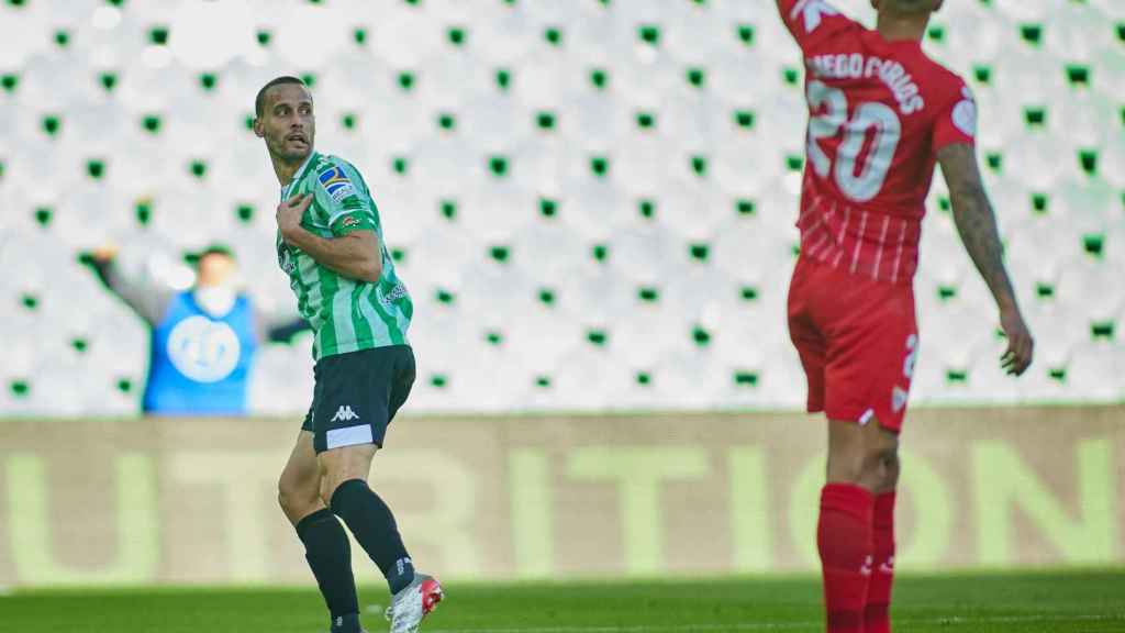 Sergio Canales celebra su gol en el derbi