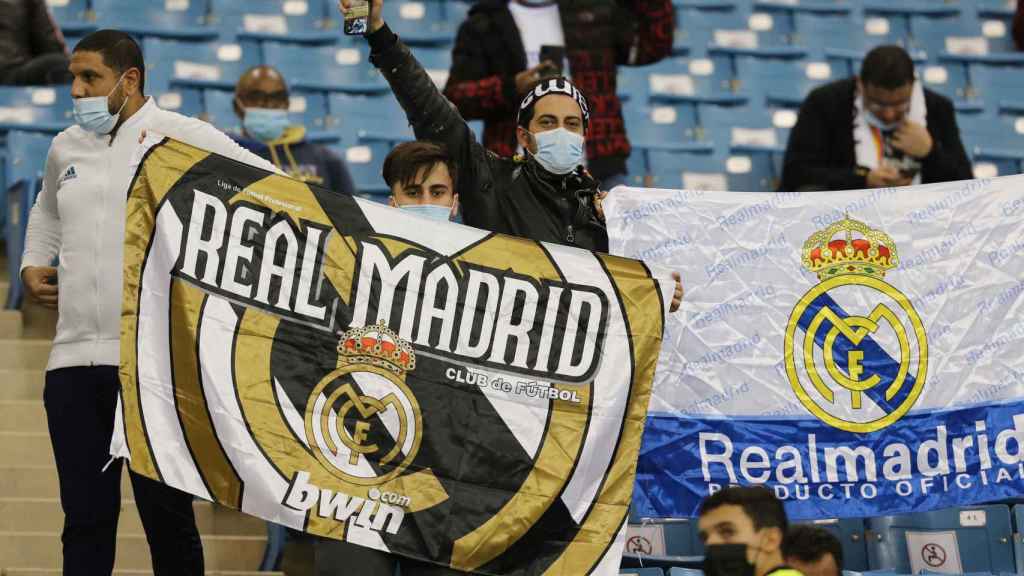 Los aficionados del Real Madrid en el estadio antes de la final.
