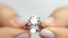 4 maneras de identificar si un anillo de diamantes es falso.