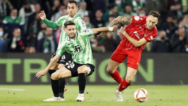 Lucas Ocampos, en acción con Álex Moreno durante el derbi sevillano de la Copa del Rey