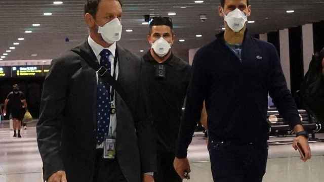 Novak Djokovic, en el aeropuerto de Melbourne después de que se cancelase su visado