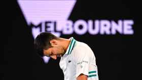 Novak Djokovic, cabizbajo durante un partido en el Open de Australia