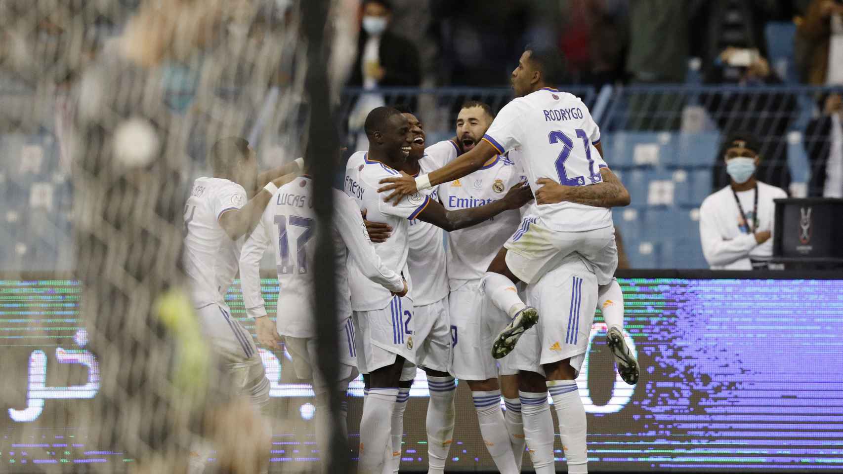 Los jugadores del Real Madrid celebra el gol de Karim Benzema al Athletic Club