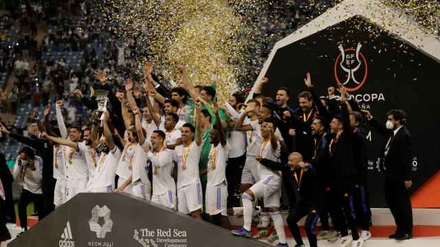 Marcelo levanta el trofeo de campeones de la Supercopa de España 2022