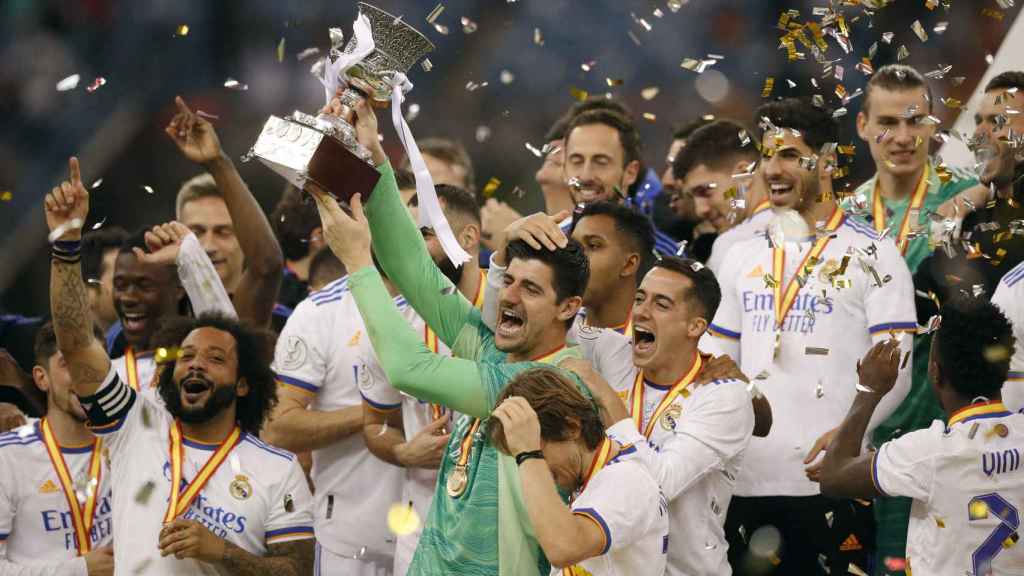 Thibaut Courtois levanta el trofeo de campeones de la Supercopa de España 2022