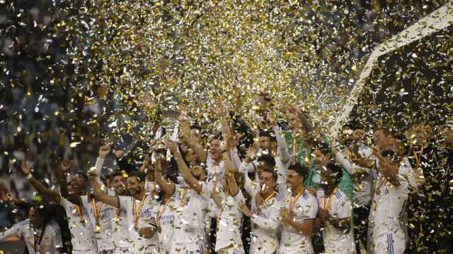Los jugadores del Real Madrid con el trofeo de campeones de la Supercopa de España 2022